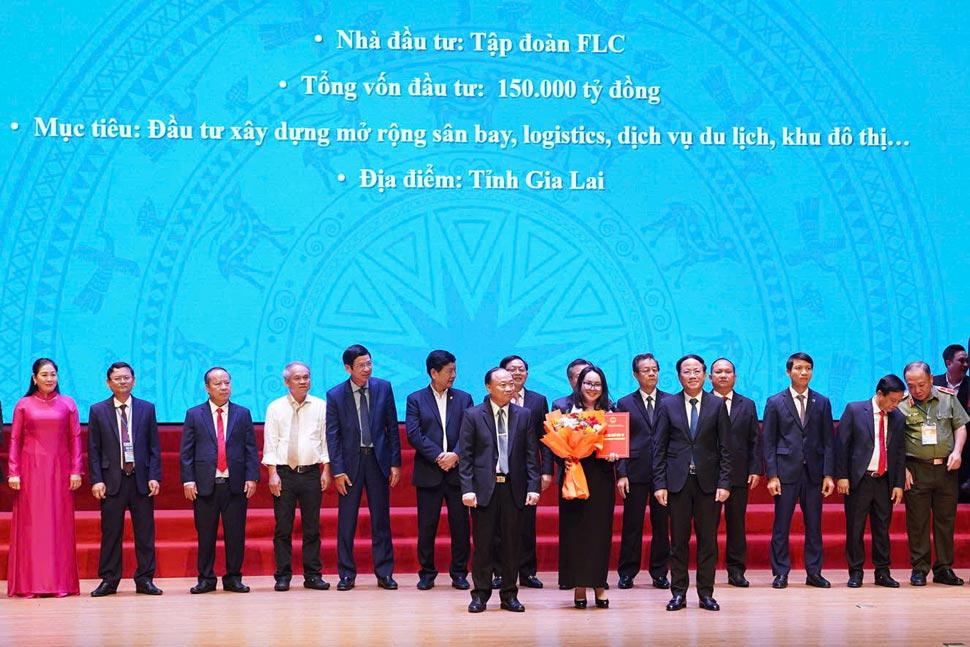 Đại diện Tập đoàn FLC nhận biên bản ghi nhớ hợp tác đầu tư. Ảnh: BTC