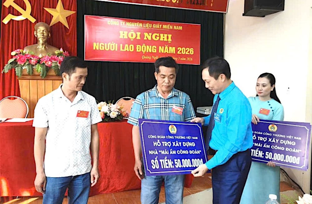 Mr. Le An Hai - Member of the Presidium of the Vietnam General Confederation of Labour, Chairman of the Vietnam Trade Union of Industry and Trade presents Trade Union Shelter support to union members. Photo: CĐCTVN