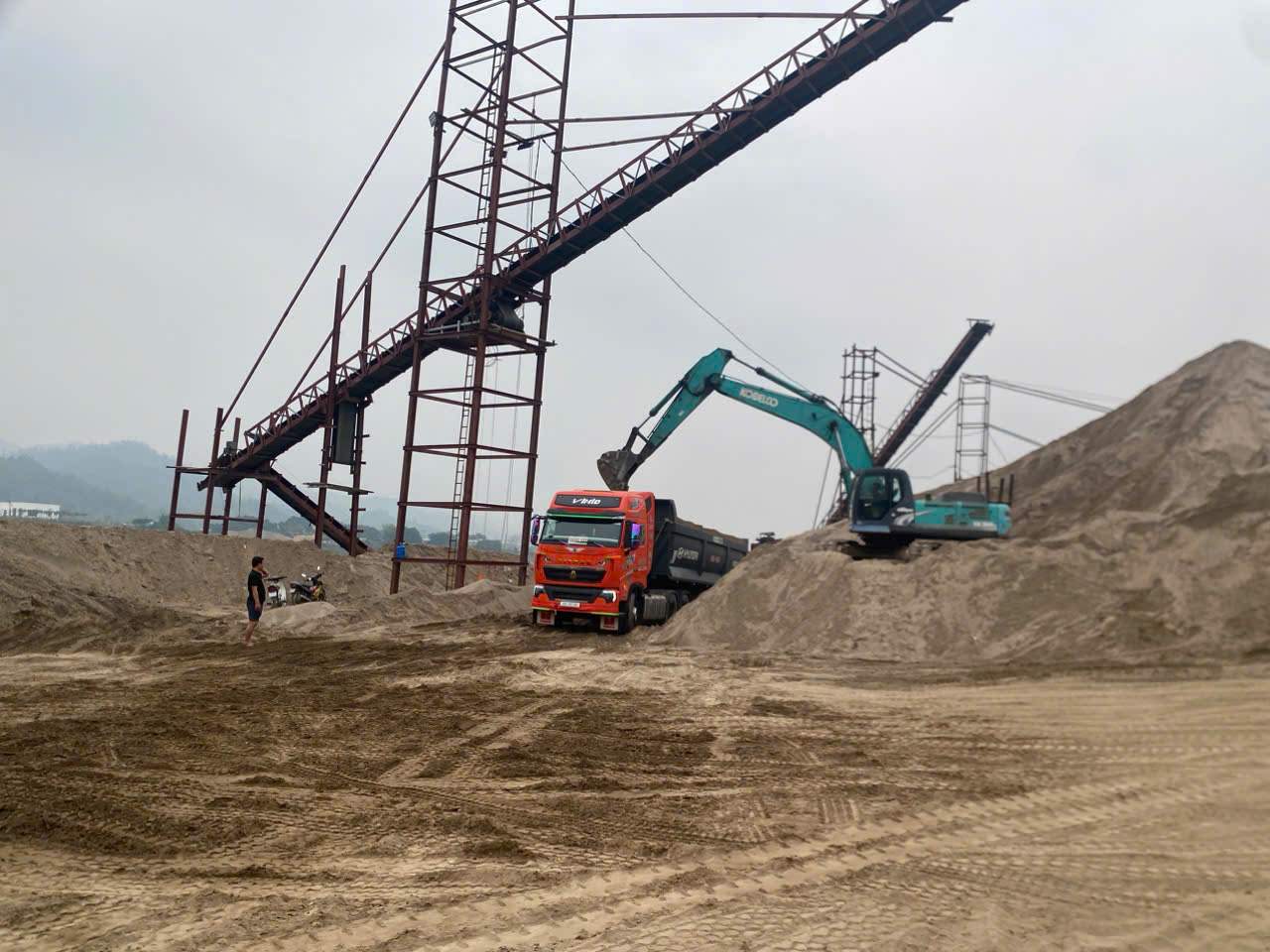 현재 건축용 모래 가격은 종류와 위치에 따라 일반적으로 220,000~260,000동/m3입니다. 사진: 민 쭈옌