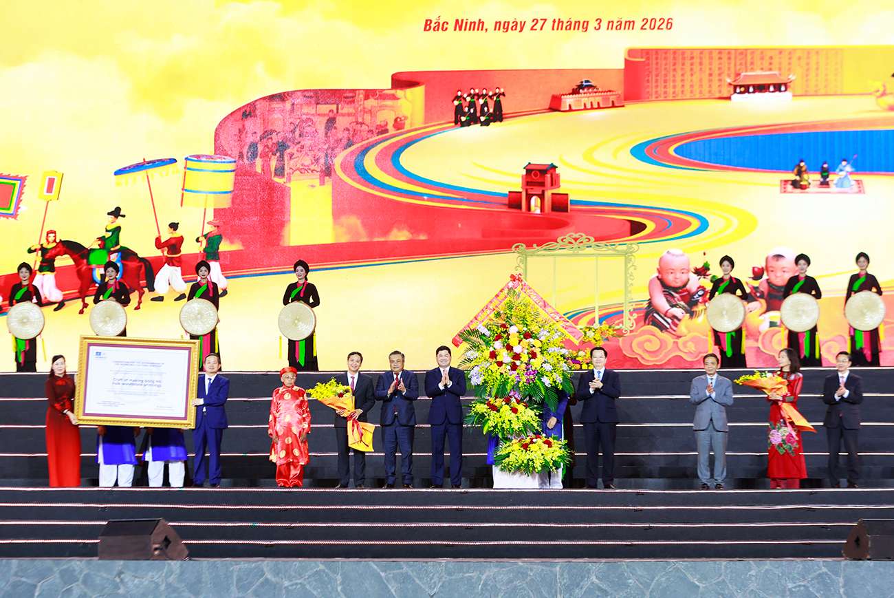 Đại diện lãnh đạo Đảng và Nhà nước tặng hoa chúc mừng tỉnh Bắc Ninh. Ảnh: Hồng Hà  