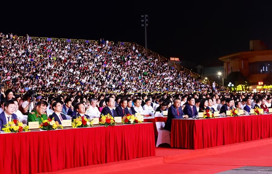 Các đại biểu dự buổi lễ. Ảnh: Hồng Hà