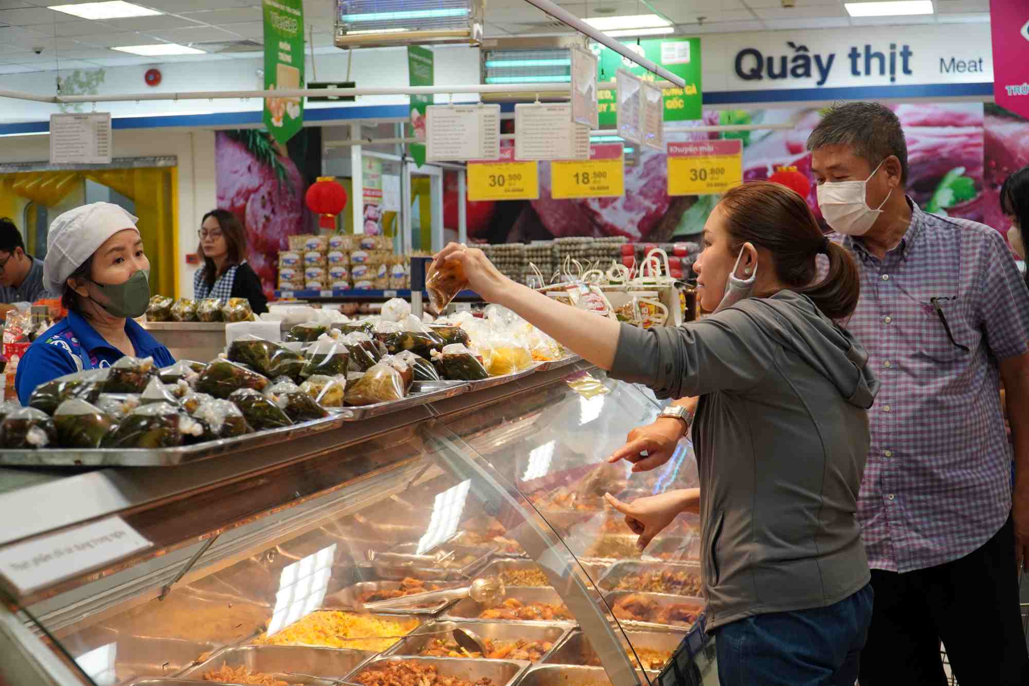 소매 기업은 가격을 유지하고 소비를 촉진하기 위해 필수품 비축량을 늘리고 판촉을 강화합니다. 사진: 응옥 레