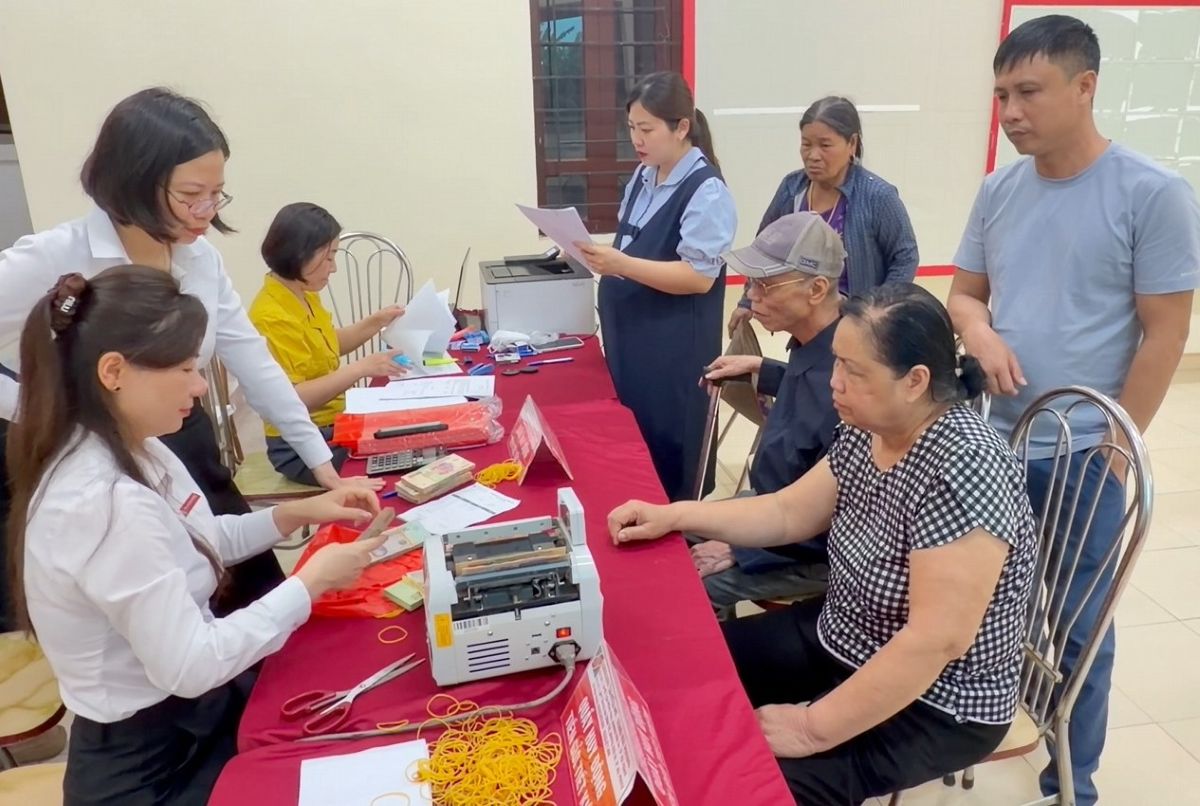 Paying compensation and support funds to 88 households in 3 residential groups: Dau Vu, Dau Phuong 1, Dau Phuong 2. Photo: Phu Lien Ward e-Portal