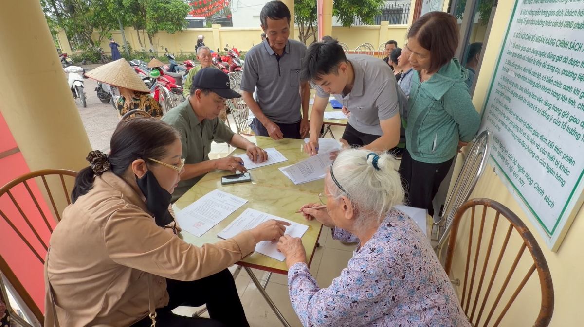 Các hộ dân làm thủ tục nhận tiền bồi thường, hỗ trợ. Ảnh: Cổng TTĐT phường Phù Liễn