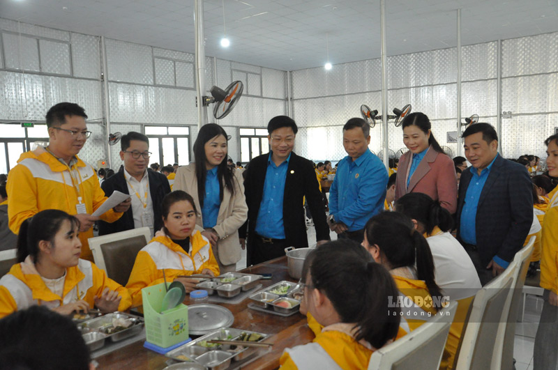 Bữa ăn ca cho đoàn viên, lao động được chú trọng hơn. Ảnh: Đinh Đại