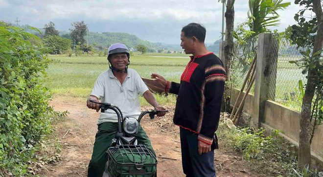 Village elders and reputable people are disseminated the law in many localities. Photo: Huu Long