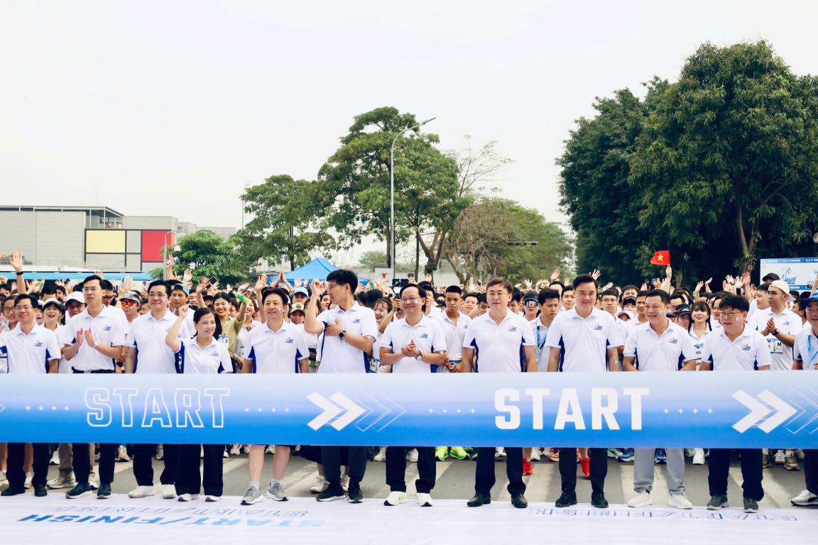 Los camaradas líderes junto con los miembros del sindicato y los trabajadores participan en la carrera. Foto: Quyết Chiến