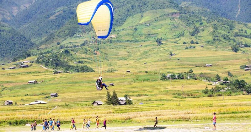 Lào Cai tạm dừng hoạt động dù lượn do khiếu nại tiếng ồn
