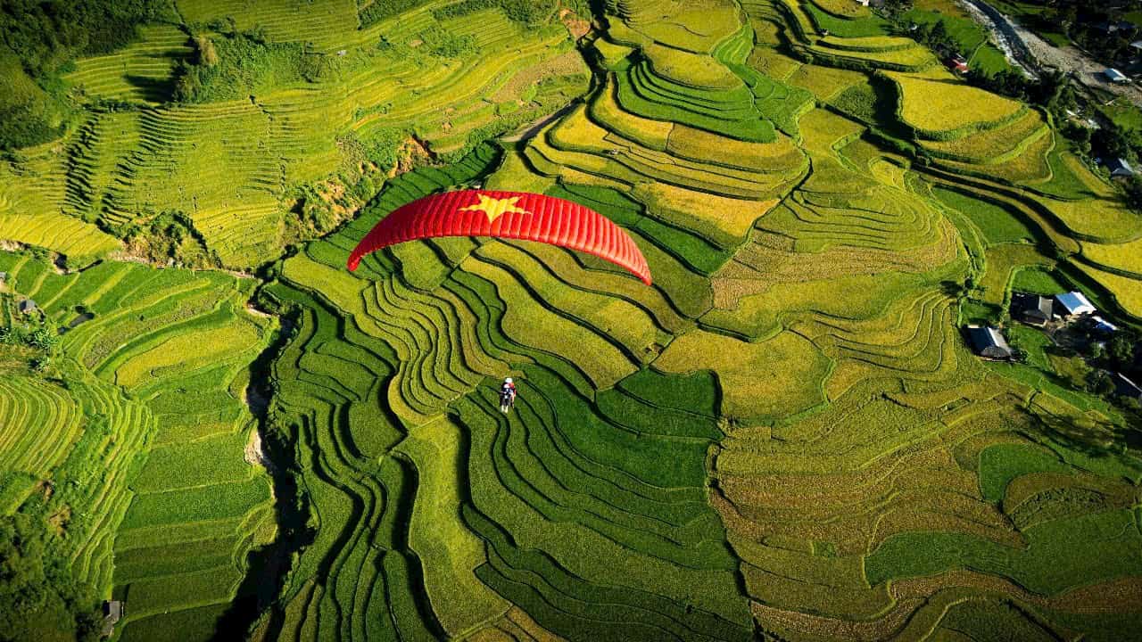 Hoạt động dù lượn tại Tả Van thu hút đông đảo du khách tham gia. Ảnh: Đơn vị cung cấp