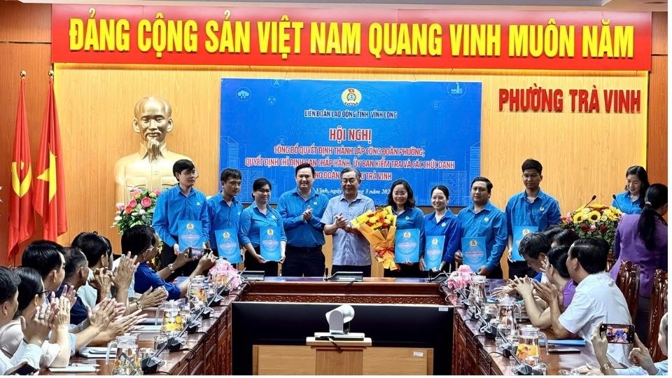 Vinh Long Trade Union develops 225 union members, establishes 2 grassroots trade unions, 3 commune and ward trade unions from February 23 - 28. 3. Photo: Hoang Loc