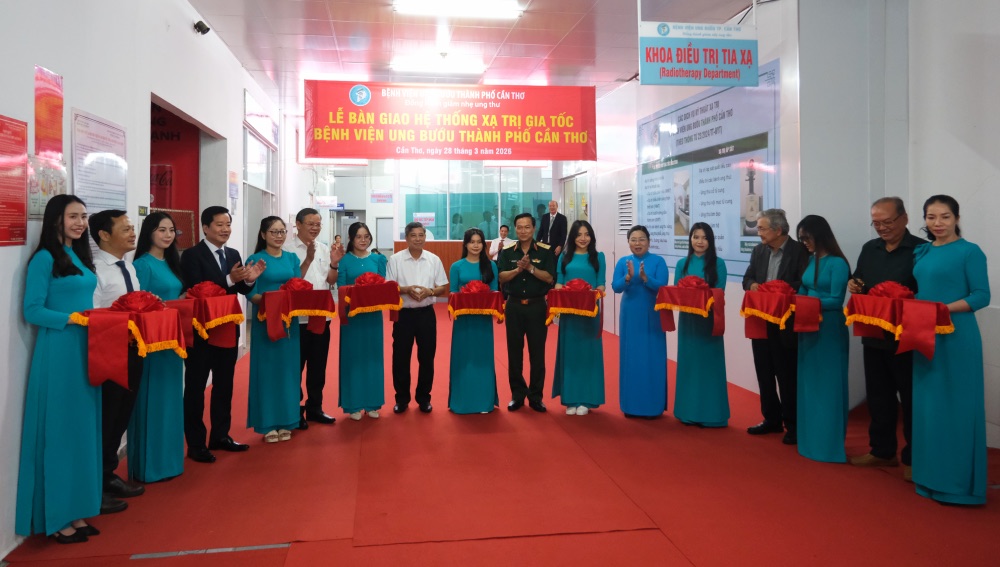 Nghi thức cắt băng khánh thành hệ thống xạ trị gia tốc tại Cơ sở I của Bệnh viện Ung bướu TP Cần Thơ. Ảnh: Phong Linh.