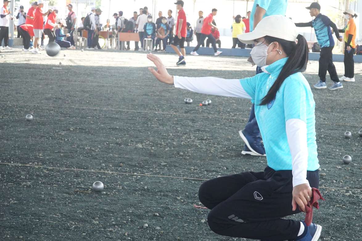 Các vận động viên tập làm  quen sân trước khi thi đấu. Ảnh: Nhật Hồ.