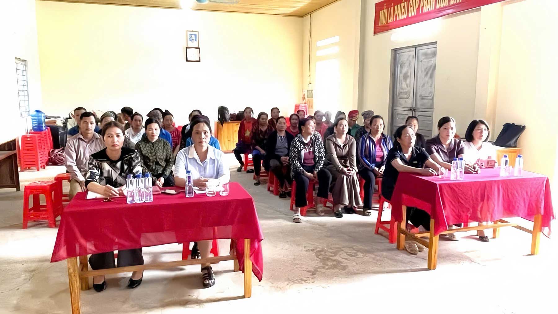 Đại biểu và học viên đến dự Lễ khai giảng lớp học. Ảnh: TT xã Xuân Hòa