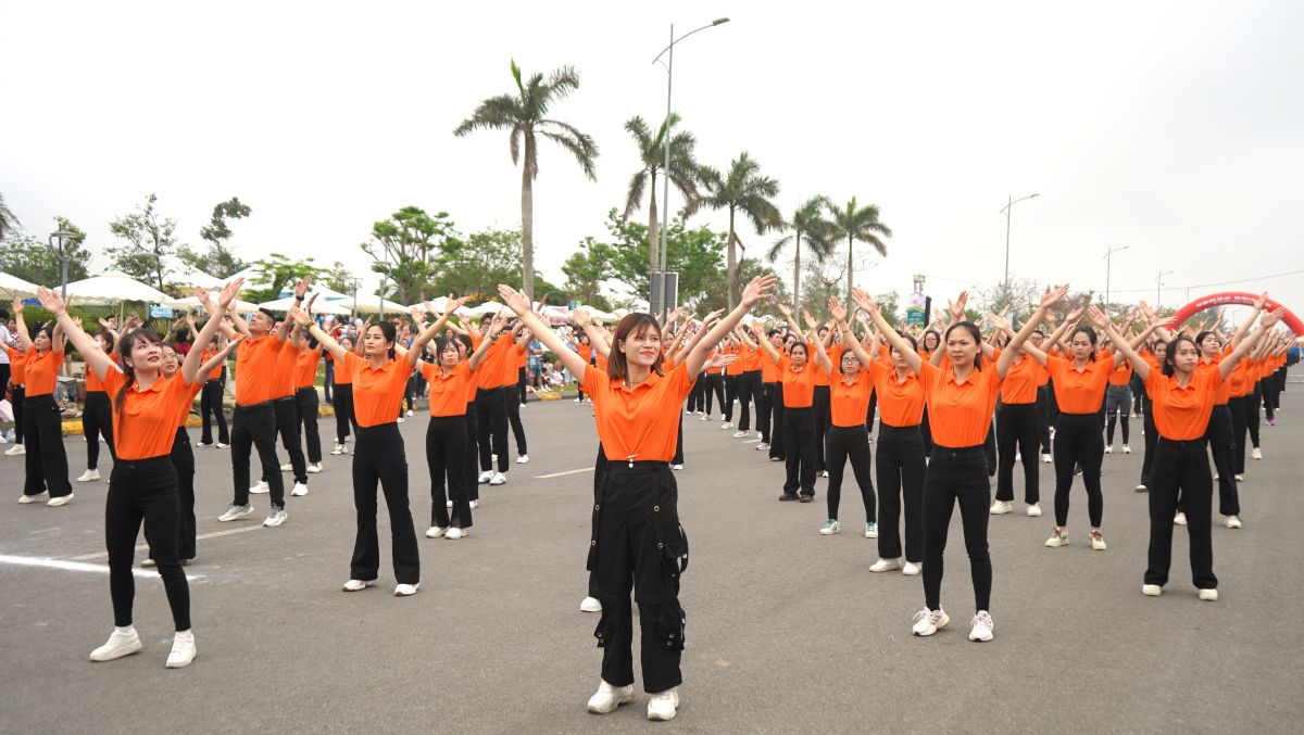 La Federación Laboral de la ciudad de Hai Phong lanza un concurso conjunto de educación física entre los trabajadores y empleados. Foto: Mai Dung