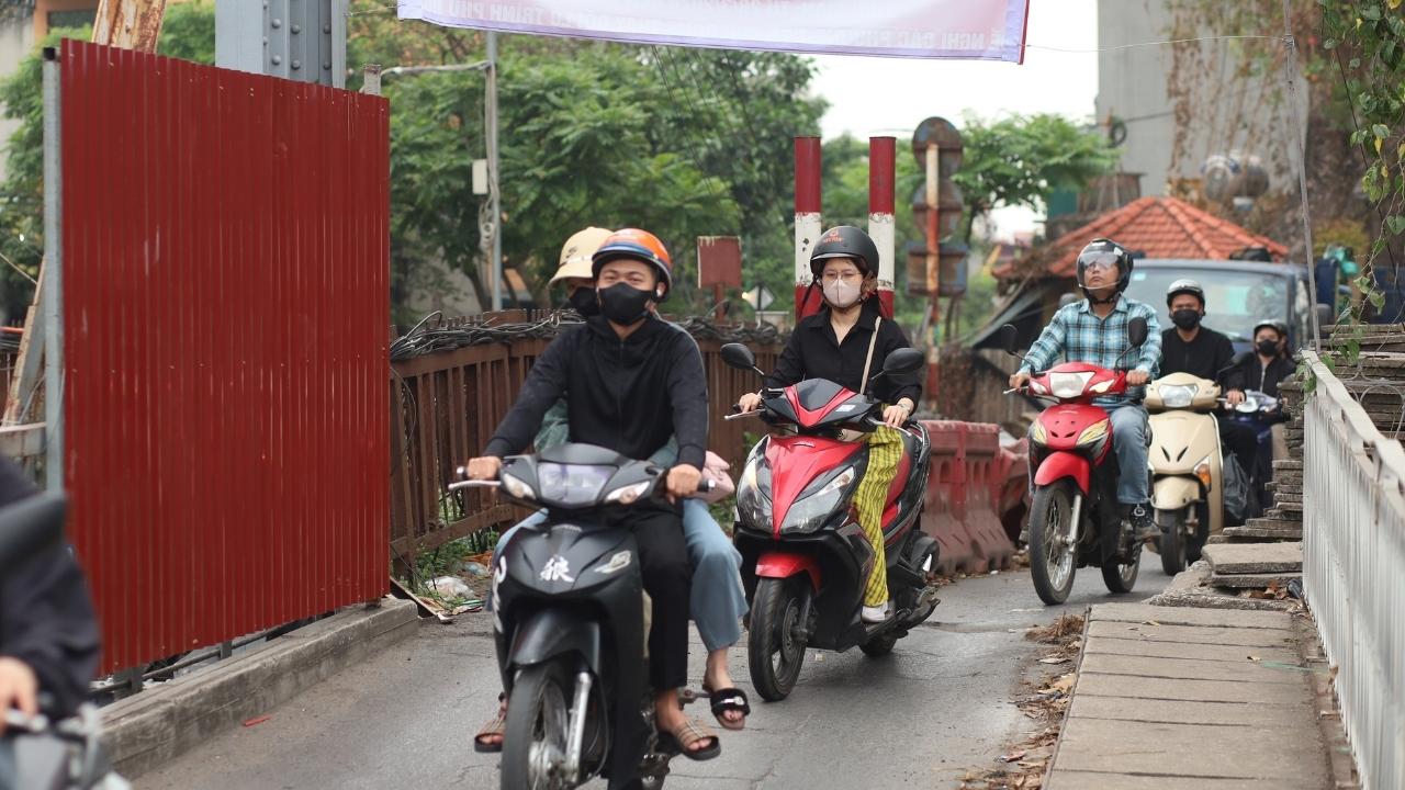 Trước 9h sáng 28.3, các phương tiện vẫn lưu thông qua cầu Long Biên theo hướng vào trung tâm. Ảnh: Kim Thủy