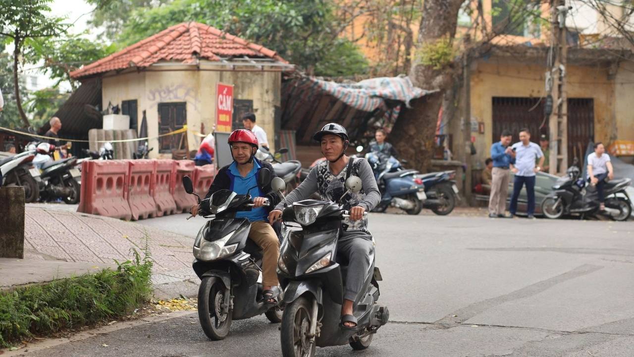 Người dân quay đầu khi gặp rào chắn cấm qua cầu Long Biên sáng 28.3. Ảnh: Kim Thủy