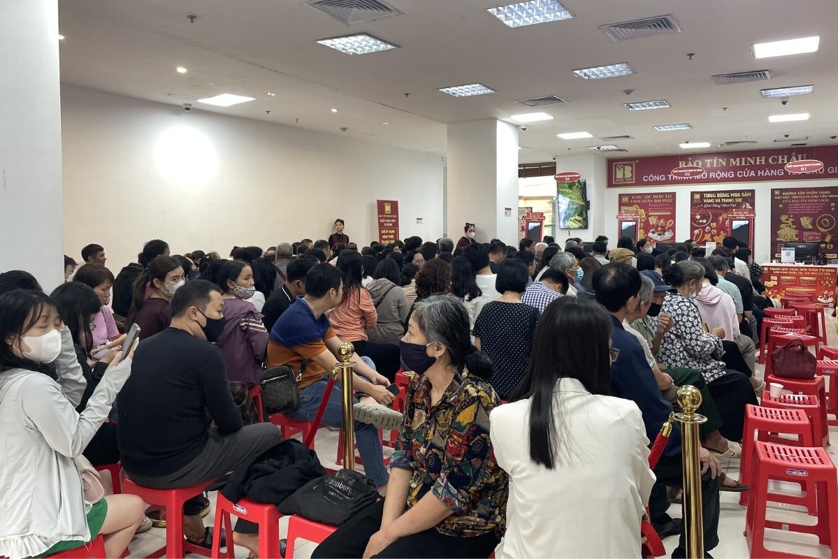 Những khách hàng ngồi trong khu vực quy định có ghế đỏ sẽ được giao dịch trong sáng nay. Ảnh: Hạ Linh 