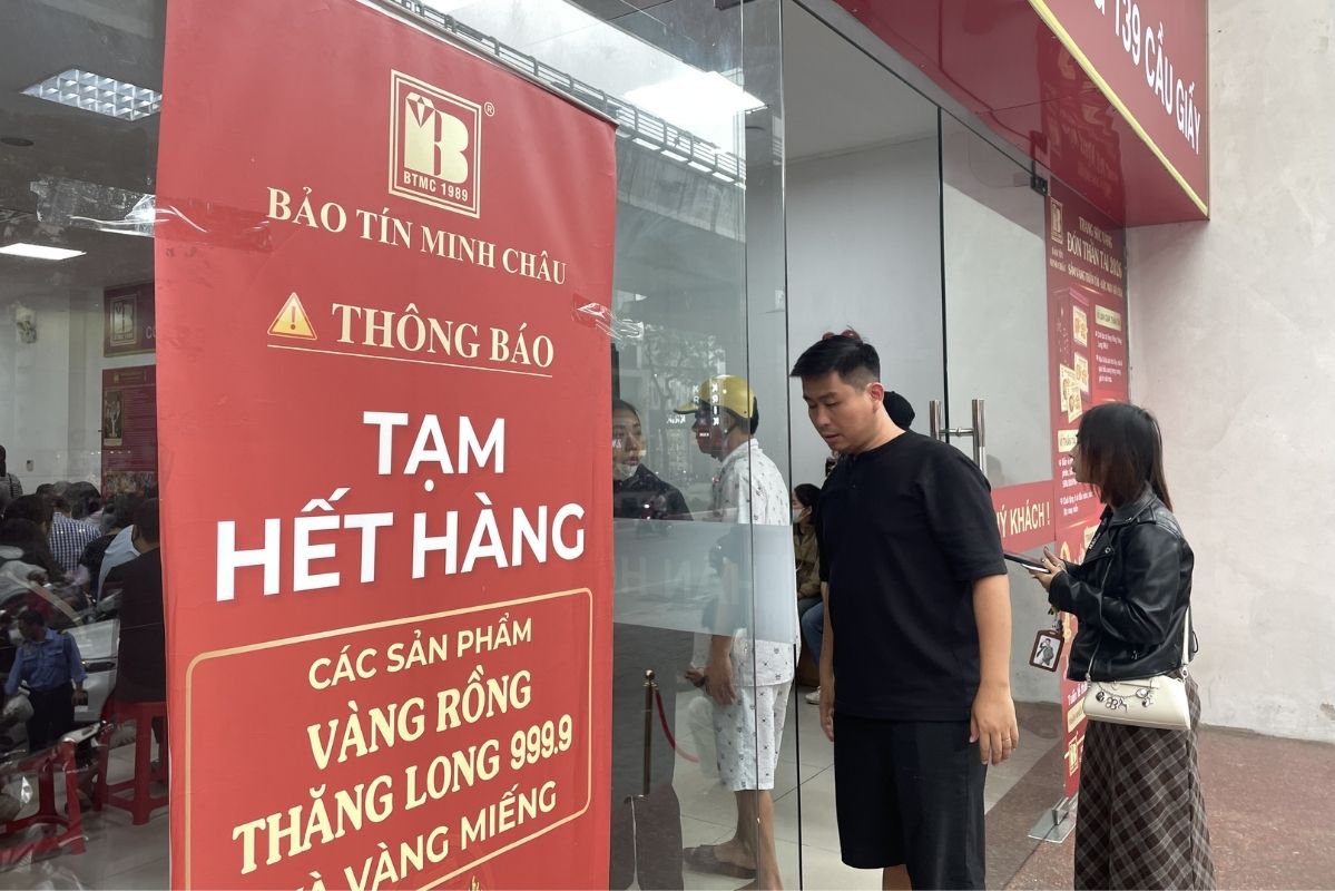 Gold prices surge, stores announce temporary out of stock, no new customers accepted. Photo: Ha Linh