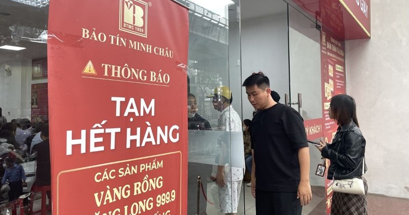 Giá vàng tăng vọt, cửa hàng tạm dừng bán sau 30 phút