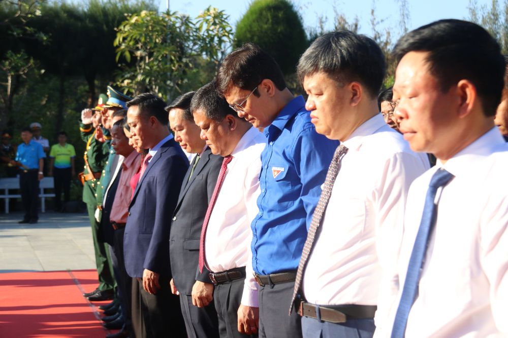 Các đại biểu dâng hoa, dâng hương và dành phút mặc niệm tưởng nhớ các anh hùng, liệt sĩ. Ảnh: Phương Linh