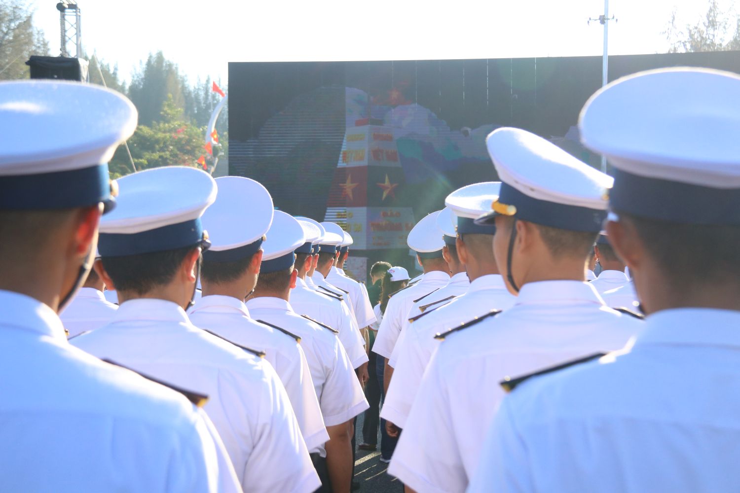 Từ Trường Sa hình ảnh lễ thượng cờ tại Khu tưởng niệm chiến sĩ Gạc Ma được lan tỏa đến khắp mọi miền tổ quốc. Ảnh: Phương Linh