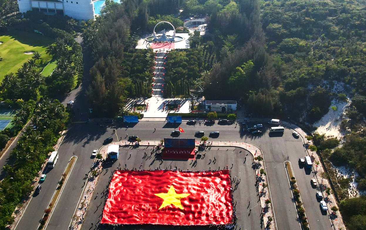 Overview of the flag raising ceremony with the theme "Ten Thousand Miles of Truong Sa - In the Heart of the Fatherland". Photo: Organizing Committee