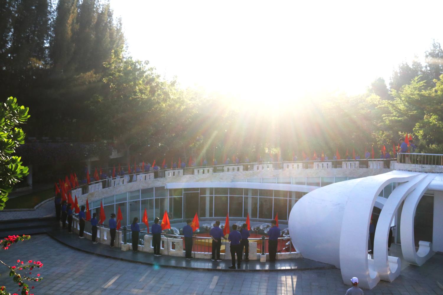 Các bạn trẻ cùng tham gia lễ thượng cờ tại Khu bảo tàng ngầm. Ảnh: Phương Linh