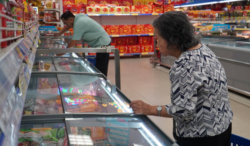 People in Ho Chi Minh City consider spending, prioritizing essential goods. Photo: Ha May