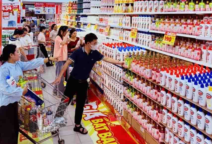 Các siêu thị triển khai chương trình giữ giá, cam kết hoàn chênh lệch nhằm góp phần bình ổn thị trường. Ảnh: Hạ Mây  