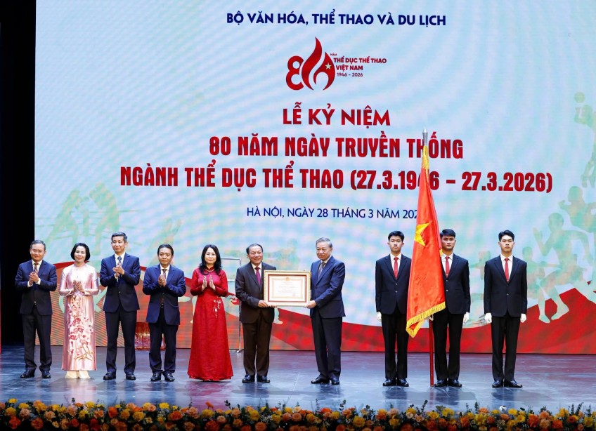 The Vietnam Department of Physical Education and Sports receives the First-class Labor Medal on the occasion of the 80th anniversary of its traditional day. Photo: Thai Duong