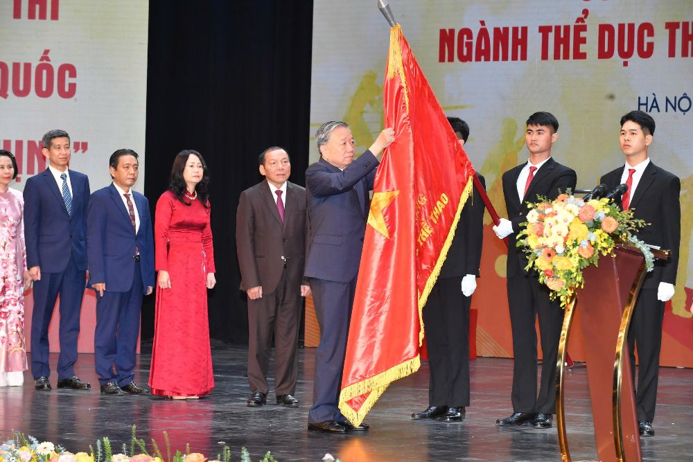 Thay mặt lãnh đạo Đảng, Nhà nước, Tổng Bí thư Tô Lâm trao tặng Huân chương Lao động hạng Nhất cho Cục Thể dục Thể thao Việt Nam. Ảnh: Thái Dương