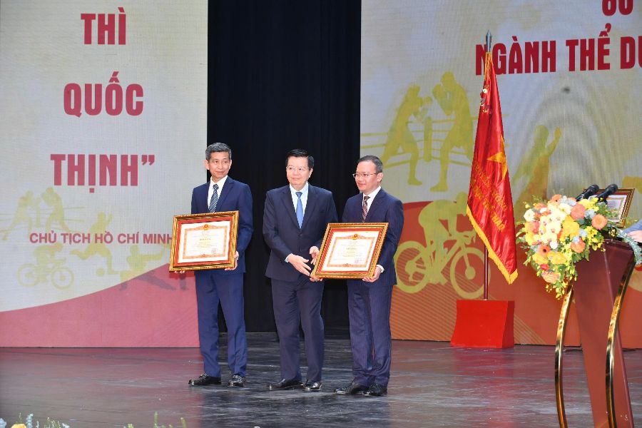 Phó Thủ tướng Chính phủ Mai Văn Chính (giữa) trao tặng Bằng khen của Thủ tướng Chính phủ cho Cục trưởng Cục TDTT Việt Nam Nguyễn Danh Hoàng Việt (trái) và Phó Cục trưởng Cục TDTT Việt Nam Nguyễn Hồng Minh
