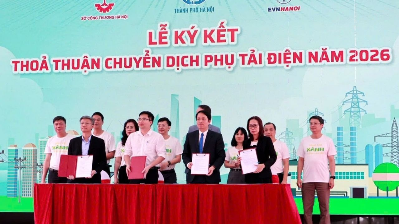 Các đại biểu khách mời cùng ký kết Thoả thuận chuyển dịch phụ tải điện năm 2026. Ảnh: Thanh Nga