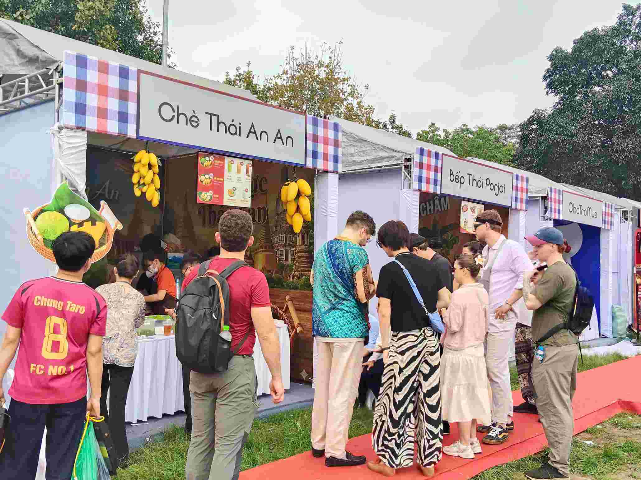 Các gian hàng ẩm thực tại Thai Festival 2026 đã thu hút đông đảo du khách trong nước và quốc tế. Ảnh: Thanh Trúc