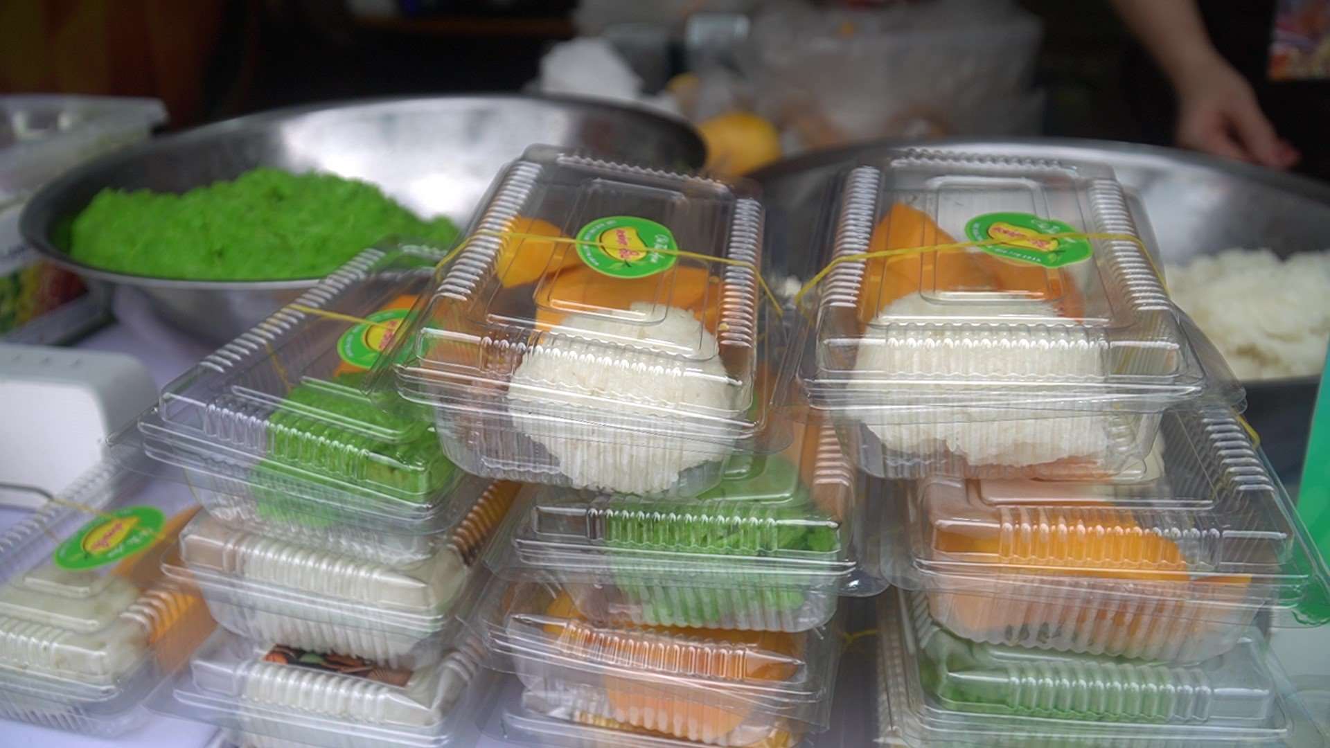 Những hộp xôi xoài được bày bán tại các gian hàng khu vực giữa lễ hội nhanh chóng trở thành điểm dừng chân hấp dẫn, thu hút đông đảo du khách ghé mua và thưởng thức hương vị ẩm thực Thái. Ảnh: Minh Vũ