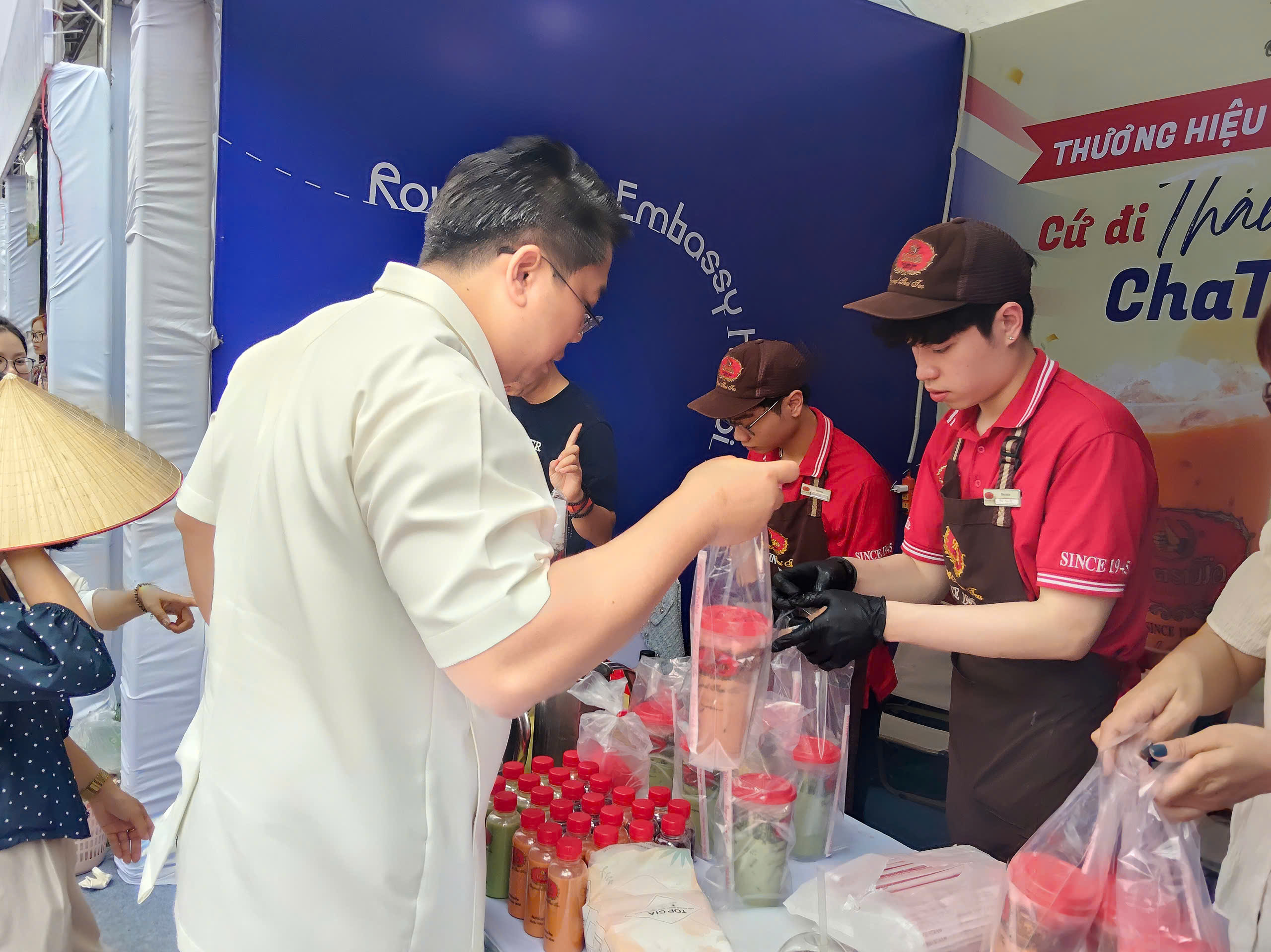 Gian hàng ChaTraMue - một trong những thương hiệu trà sữa lâu đời nhất của Thái Lan thu hút khách nhờ hương vị độc đáo. Ảnh: Thanh Trúc