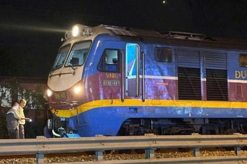 Tren choca con motocicleta en Hanoi, 2 mujeres mueren en el acto. Foto: Ha Thanh