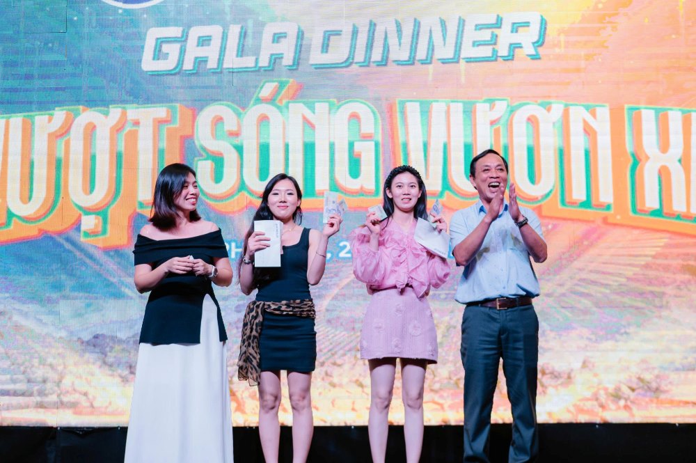 Chủ tịch Công đoàn cơ sở trao quà rút thăm may mắn cho đoàn viên trong đêm tiệc gala. Ảnh: Phạm Duy 