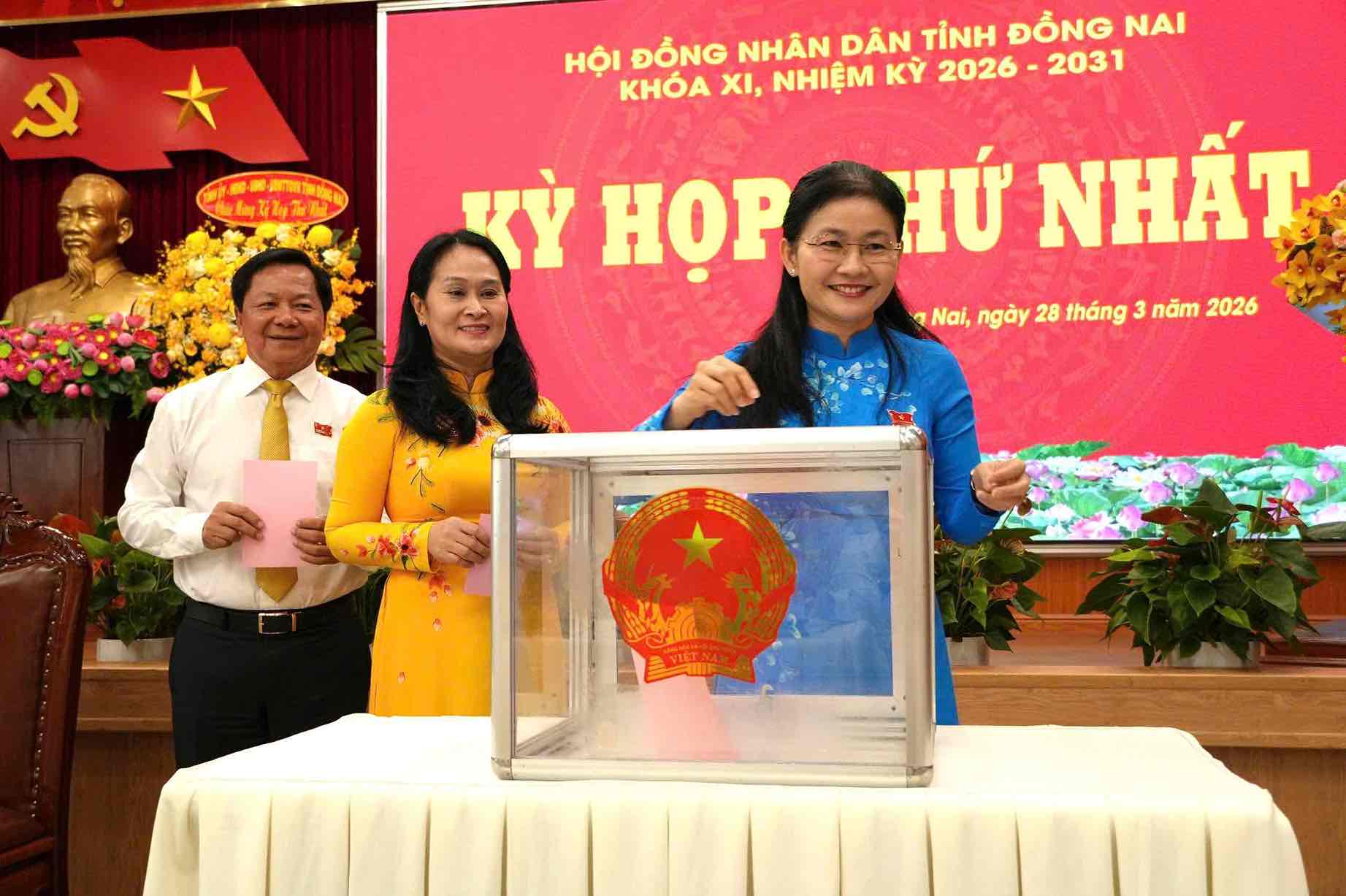 Ông Trần Văn Mi, Phó Chủ tịch HĐND tỉnh khóa X (đầu tiên từ trái qua) và bà Đặng Minh Nguyệt, Bí thư Đảng ủy, Chủ tịch HĐND phường Long Khánh (thứ 2 từ trái qua) được bầu giữ chức Phó Chủ tịch HĐND tỉnh Đồng Nai khóa XI. Ảnh: HAC