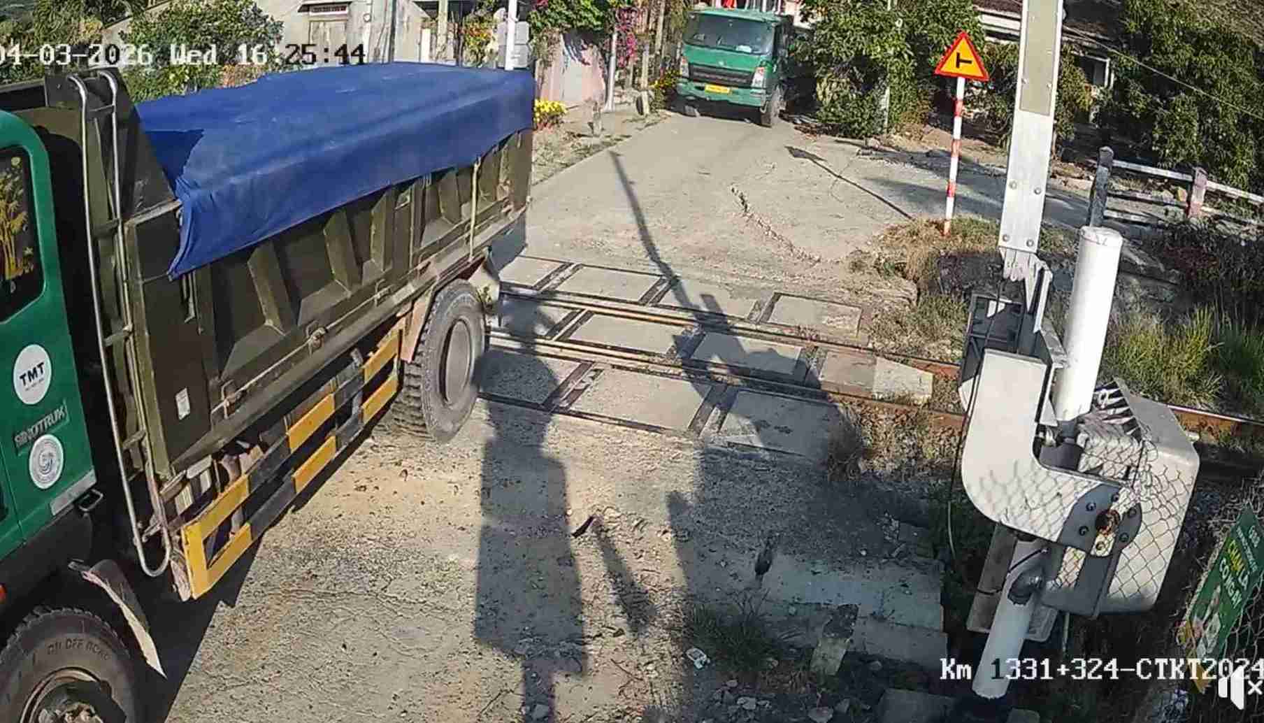 Traffic police in Khanh Hoa have fined 2 dump trucks carrying sand for running red lights across the railway. Photo: Traffic Police Department