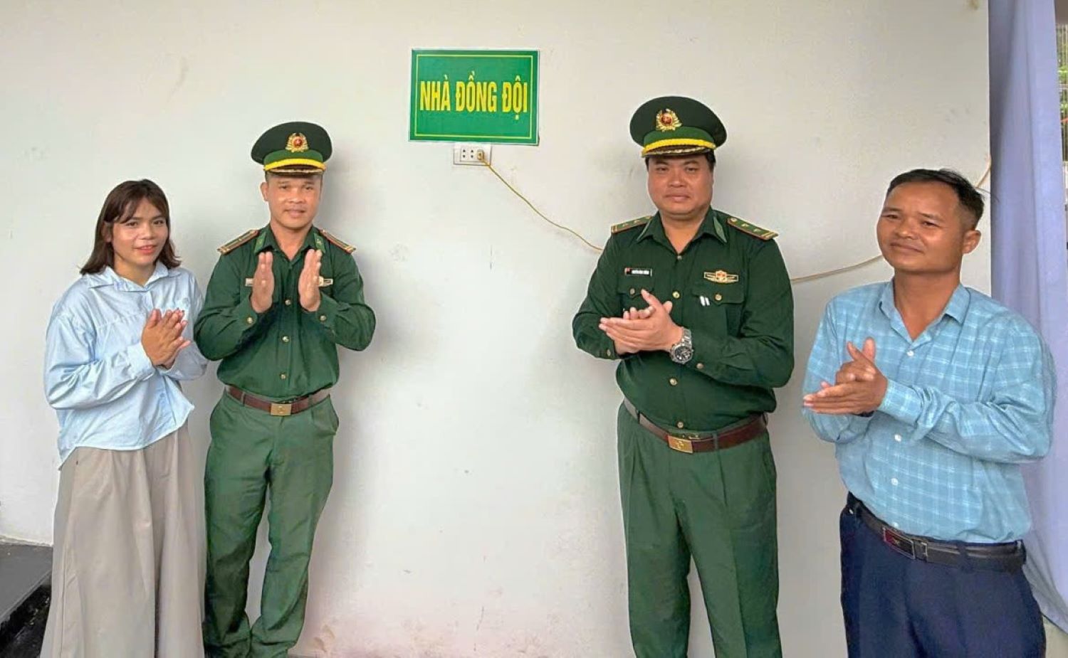 Hai An Border Guard Station organizes a ceremony to hand over a comrade's house to Major Ho Van Quynh (2nd from the left). Photo: H.Nguyen