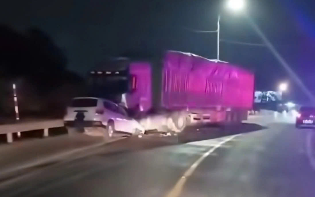 Scene of the accident on National Highway 1A, passing through Dong Dang commune, Lang Son province, causing a tragic death of a couple. Photo: People provided
