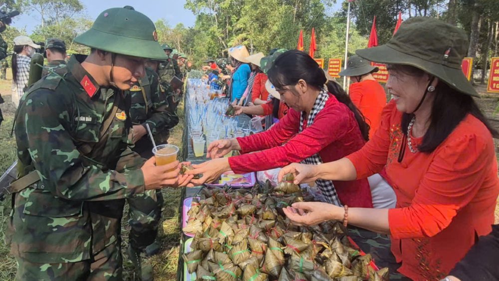Đó là tình cảm quý báu góp phần không nhỏ giúp chiến sĩ có thêm tinh thần học tập, rèn luyện. Ảnh: Khánh Vân