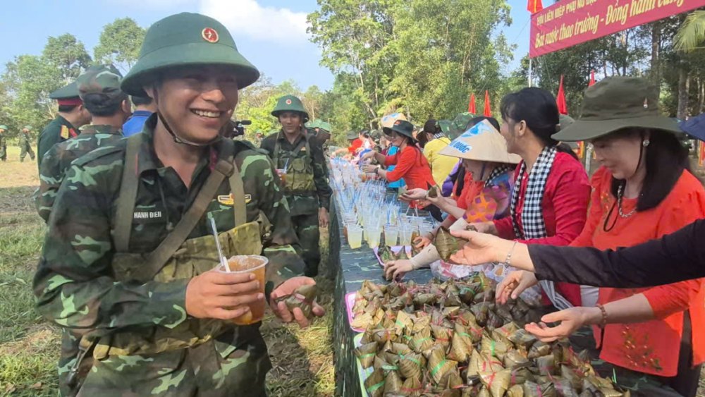 훈련장 물 한 그릇" 프로그램은 푸 특별구 여성 연합이 950여단(제9군구) 여성 연합과 협력하여 조직했습니다. 사진: 카잉 반