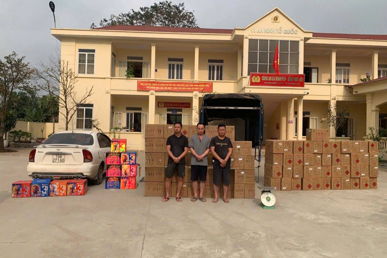 3 trong số 6 đối tượng bị khởi tố vì liên quan đến vụ việc phát hiện gần 2 tấn pháo hoa nổ. Ảnh: Công an tỉnh Phú Thọ