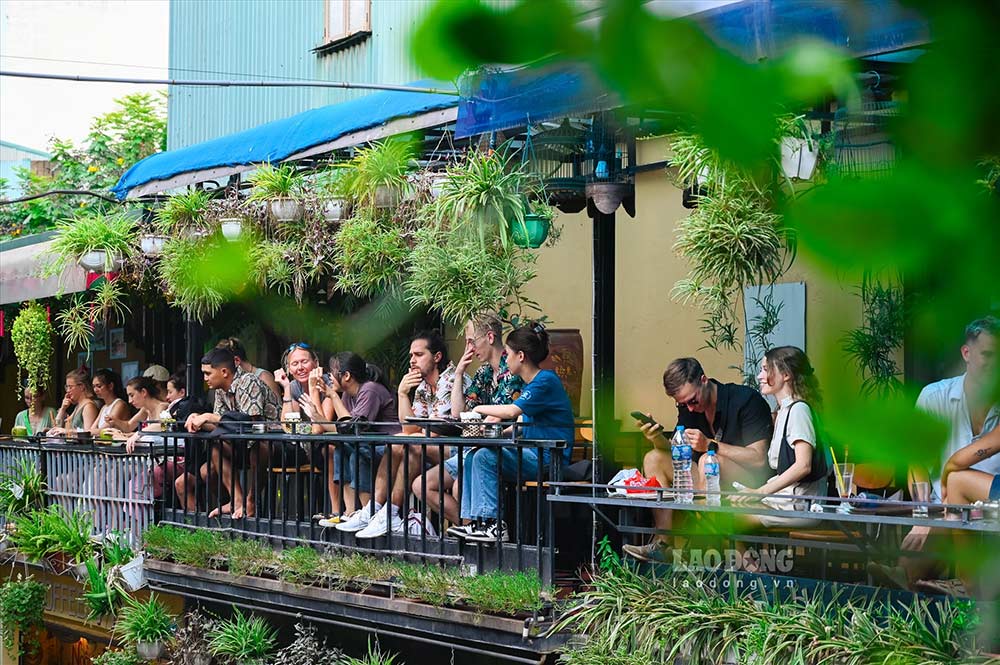 Khách nước ngoài ấn tượng với văn hóa cà phê Việt Nam. Ảnh: Hải Nguyễn