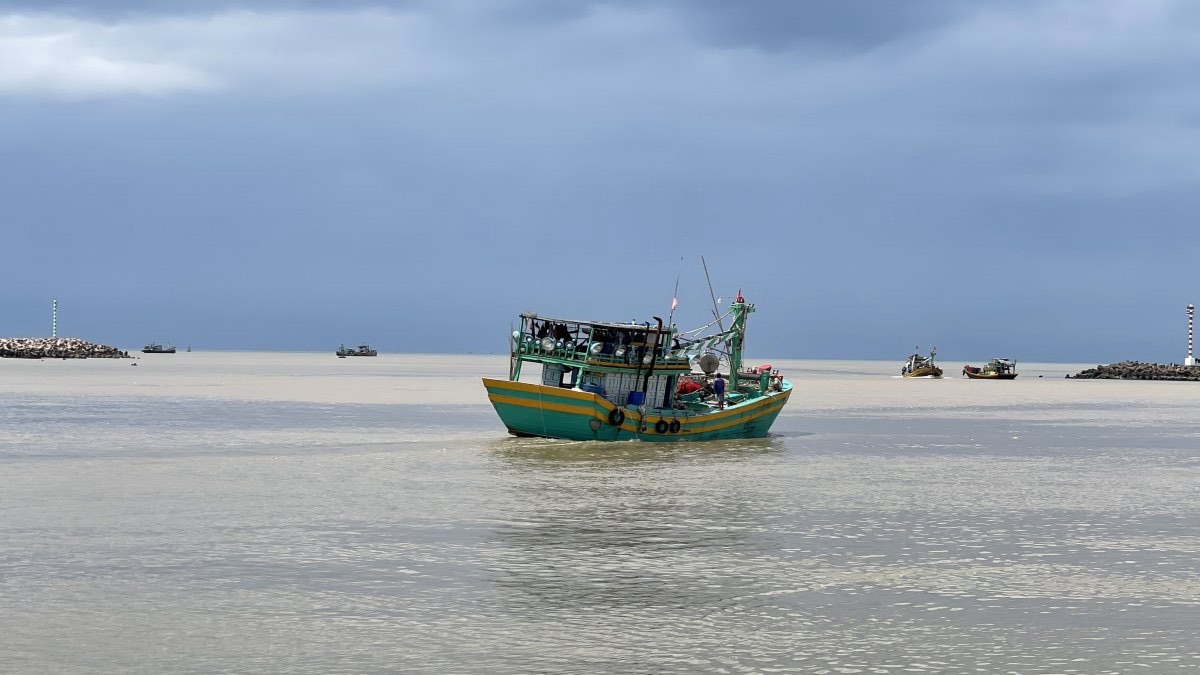 Tàu cá xuất bến tại cảng cá Phan Thiết. Ảnh: Duy Tuấn 