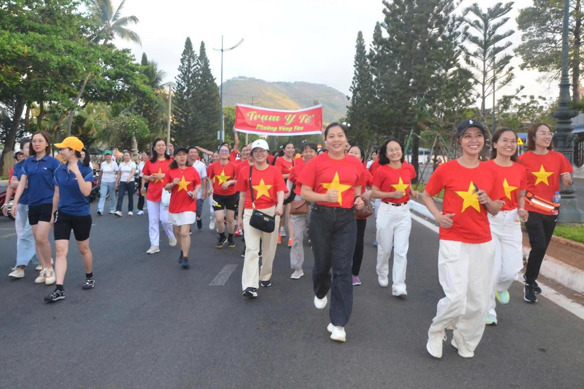 Many people choose red and yellow star shirts, enthusiastically participating in walking together in Vung Tau. Photo: Cam Nhung
