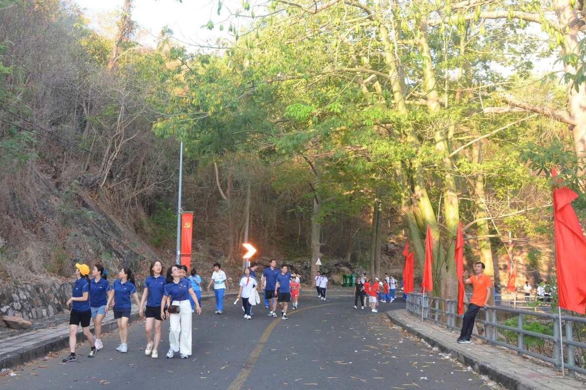 Nhiều người vừa di chuyển vừa ngắm cảnh sắc dọc tuyến đường lên đỉnh núi. Ảnh: Cẩm Nhung