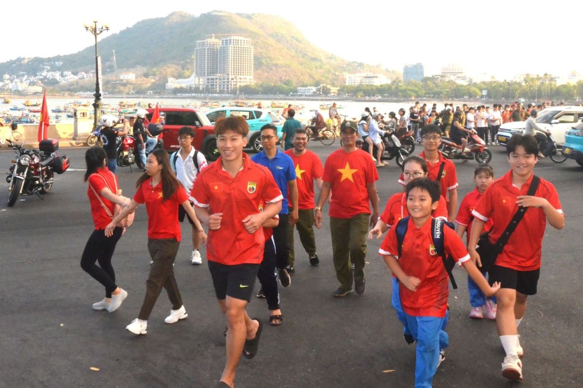 Sau khi đi bộ một đoạn ven biển, dòng người rẽ trái để vào đường Hải Đăng bắt đầu chinh phục đỉnh núi Tao Phùng (núi Nhỏ). Ảnh: Cẩm Nhung